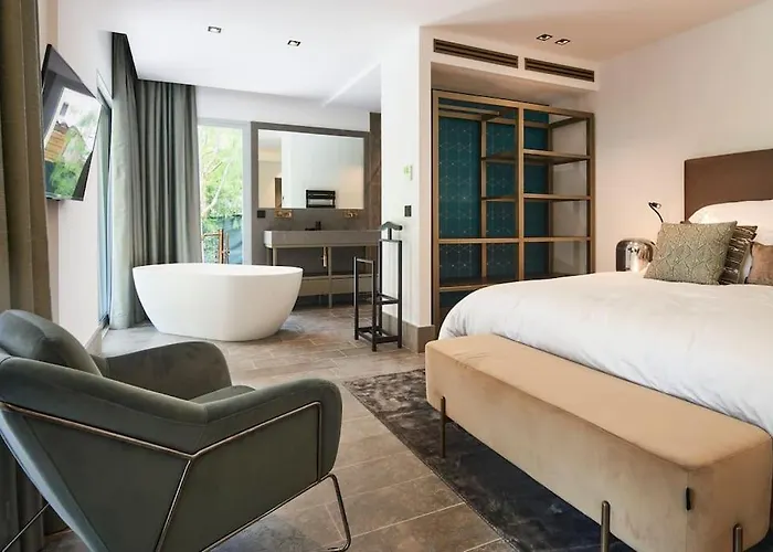 A11 - Cap Sea View 5 Bdr - Ac, Rooftop Pool & Parking Villa *